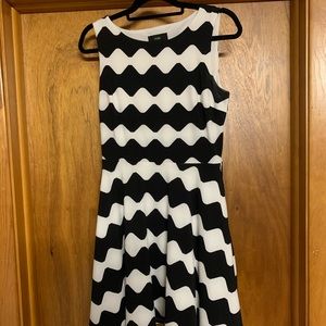 Size 10, Sleeveless Black and White Bow back detail Dress